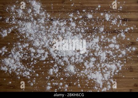 Bestreut Mehl auf Holztisch Hintergrund, Backen, Kochen, Zutat, Brot, hausgemachte Zubereitung Stockfoto