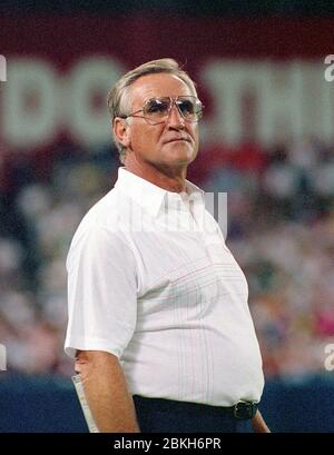 Miami Dolphins Cheftrainer Don Shula während des Vorsaisonspiels gegen die Washington Redskins im RFK Stadium in Washington, DC am Freitag, 25. August 1989. Die Redskins gewannen das Spiel 35 - 21.Quelle: Arnie Sachs/CNP /MediaPunch Stockfoto