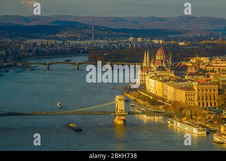 Ansichten von Budapest von der Citadella-Donau mit Brücken, Budapest, Zentralungarn, Ungarn Stockfoto