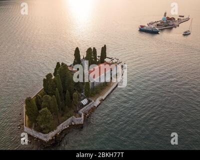 Luftaufnahme der Our Lady of the Rocks und Sveti Dorde, die beiden Inselchen vor der Küste von Perast in der Bucht von Kotor, Montenegro. Römisch-Katholische Kirche Stockfoto