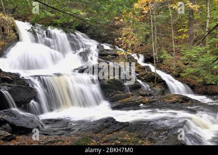 Beeindruckende und landschaftlich reizvolle Garwin Falls in der Nähe von Wilton, New Hampshire. Dieser 40 Fuß Wasserfall wird auch Barnes Falls oder Old Wilton Falls genannt. Stockfoto