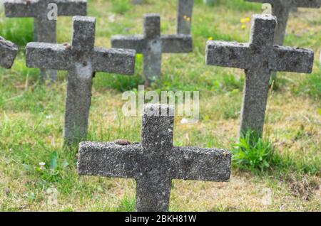 Sint Gillis Waas, Belgien, 8. Juli 2019, Betonkreuze auf einem alten Friedhof Stockfoto