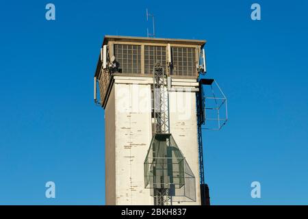 Sint Gillis Waas, Belgien, 5. April 2020, Turm mit einem Käfig, der von Bogenschützen mit Langbogen verwendet wird Stockfoto