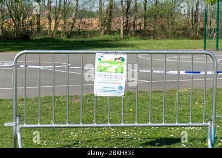 Sint Gillis Waas, Belgien, 11. April 2020, während der Corona-Krise wird der Kinderspielplatz in der Gemeinde Sint Gill geschlossen Stockfoto