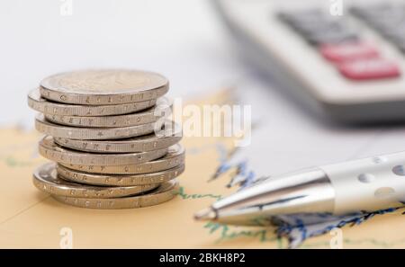 Finanzen mit einem Stapel von Euro-Münzen und Taschenrechner Stockfoto