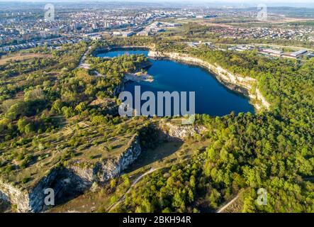 Krakau, Polen. Zakrzowek See mit steilen Klippen an Stelle des ehemaligen überfluteten Kalksteinbruch in Twardowski Felsen. Beliebter Erholungsort. Antenne V Stockfoto