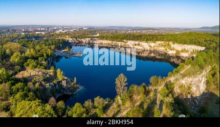 Krakau, Polen. Zakrzowek See mit steilen Klippen an Stelle des ehemaligen überfluteten Kalksteinbruch in Twardowski Felsen. Beliebter Erholungsort. Antenne p Stockfoto