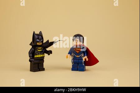 Ukraine, Kiew - 6. April 2020: lego Minifiguren. Batman und Superman. Kinderdesigner mit Superhelden. Gelber Hintergrund mit Platz für Text. Stockfoto