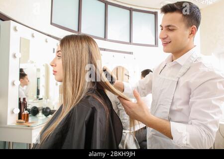 Junger Mann während der professionellen Kurse im Friseursalon Stockfoto