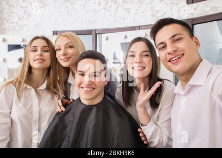 Junge Leute bei professionellen Kursen im Friseursalon Stockfoto