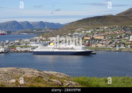 Kreuzfahrtschiff dockte im Hafen von Hammerfest, der nördlichsten Stadt der Welt mit mehr als 10,000 Einwohnern, Troms Og Finnmark County, Norwegen Stockfoto