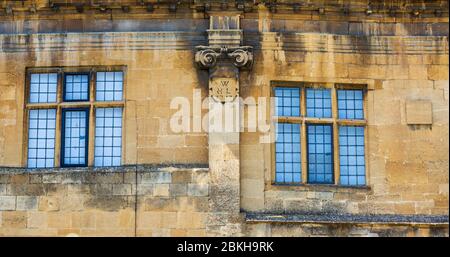 Die Fenster und Baumeister im oberen Stockwerk markieren ein 18. Cotswold-Haus in der High Street in Chipping Campden, England Stockfoto