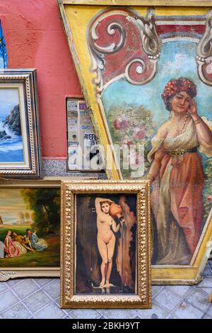 Gemälde auf dem Flohmarkt von Rastro rund um die Plaza de Cascorro zwischen La Latina und Embajadores, Madrid, Spanien. Stockfoto