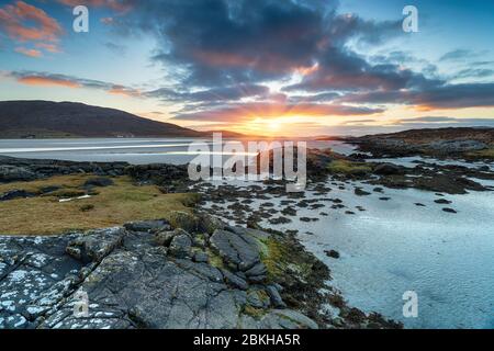 Schöner Sonnenuntergang über dem Sandstrand von Luskentire an der Westküste der Isle of Harris in den Äußeren Hebriden von Schottland Stockfoto