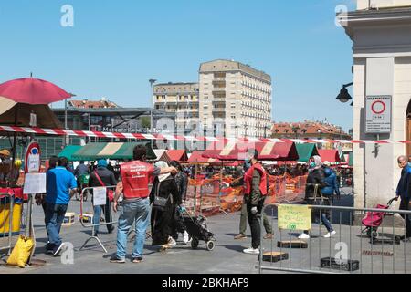 Turin, Italien. Mai 2020. Turin, Blick auf den Markt Porta Palazzo, Marktbereich der Piazza della Repubblica, mit den Richtlinien für die Eindämmung des Coronavirus. (Costa1ftg/Fotograf, turin - 2020-05-04) p.s. la foto e' utilizabile nel rispetto del contesto in cui e' stata scattata, e senza intento diffamatorio del decoro delle persone rapppresentate Quelle: Unabhängige Fotoagentur Srl/Alamy Live News Stockfoto