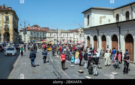 Turin, Italien. Mai 2020. Turin, Blick auf den Markt Porta Palazzo, Marktbereich der Piazza della Repubblica, mit den Richtlinien für die Eindämmung des Coronavirus. (Costa1ftg/Fotograf, turin - 2020-05-04) p.s. la foto e' utilizabile nel rispetto del contesto in cui e' stata scattata, e senza intento diffamatorio del decoro delle persone rapppresentate Quelle: Unabhängige Fotoagentur Srl/Alamy Live News Stockfoto