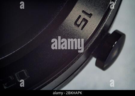 Extreme Makroaufnahme eines Metall-Smartmatch mit Zahlen auf der Seite Stockfoto