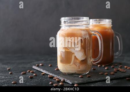 Mason Gläser von leckeren Eiskaffee auf dunklem Hintergrund Stockfoto