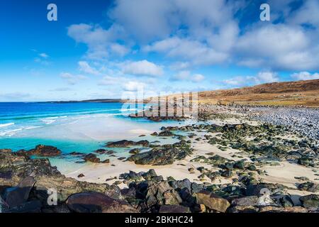 Blauer Himmel über dem Strand von Mealista auf der Isle of Lewis in den Äußeren Hebriden von Schottland Stockfoto