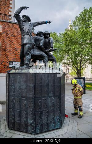 London, Großbritannien. Mai 2020. Matt Rack führt eine Kranzniederlegung und Minuten Stille für Feuerwehrdenkmal vor der St. Paul's Cathedral - mit Feuerwehrleuten aus Shoreditch. Die "Lockdown" geht weiter für den Ausbruch des Coronavirus (Covid 19) in London. Kredit: Guy Bell/Alamy Live News Stockfoto