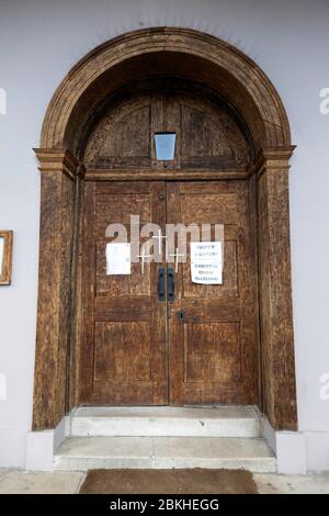 Die Eingangstür der St. Mary's Church in der Lewisham High Street, die wegen der Aussetzung der öffentlichen Anbetung durch die britische Regierung während der COVID-19 Pandemie geschlossen werden musste Stockfoto