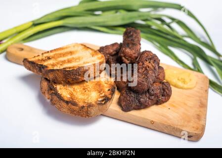 Mici Cu bere traditionelle rumänische Gericht für die Feierlichkeiten der 1. Mai der Tag der Arbeit. Treffen Bälle Fleisch Brötchen Gericht und Bier türkischen Kofte Stockfoto