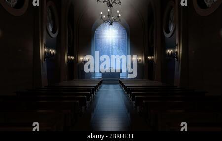 Ein dunkles Kircheninnere, das durch Sonnenstrahlen durch ein Kruzifix-Buntglasfenster beleuchtet wird, das den Altar beleuchtet - 3D-Rendering Stockfoto