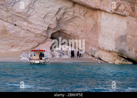 ZAKYNTHOS, GRIECHENLAND, 27. September 2017: Blaue Höhlen und blaues Wasser des Ionischen Meeres auf der Insel Zakynthos in Griechenland und Sehenswürdigkeiten. Felsen in klaren Stockfoto