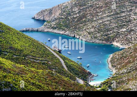 Schöne Sommerseestüte von der Küste der Insel Zakynthos, Griechenland. Die schöne Lagune des Hafens von Porto Vromi. Stockfoto