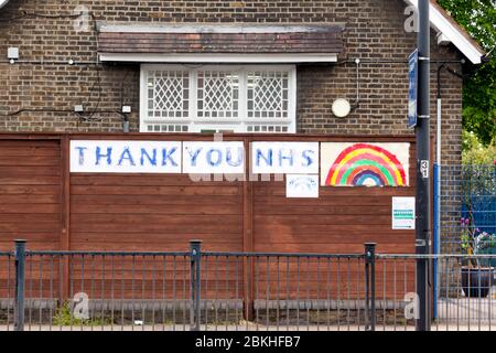 „Danke NHS“-Zeichen von allen an der St. Mary's CE Primary School, Lewisham, derzeit geschlossen, mit Ausnahme der Kinder kritischer Arbeiter, aufgrund der COVID-19 Pandemie, Stockfoto