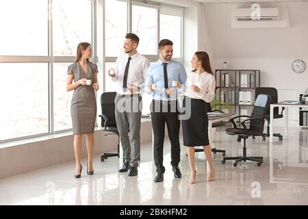 Kollegen, die im Büro Kaffee trinken Stockfoto