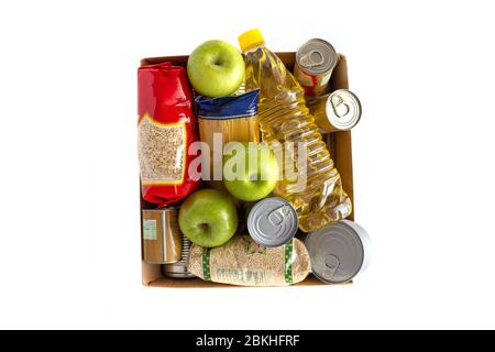 Lebensmittelspenden in Karton isoliert auf weiß, Draufsicht Stockfoto