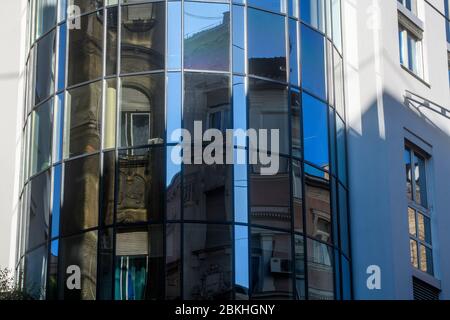 Innenstadt Budapest (Pest) - Reflexionen in Stadtbaufenstern, Budapest, Zentralungarn, Ungarn Stockfoto