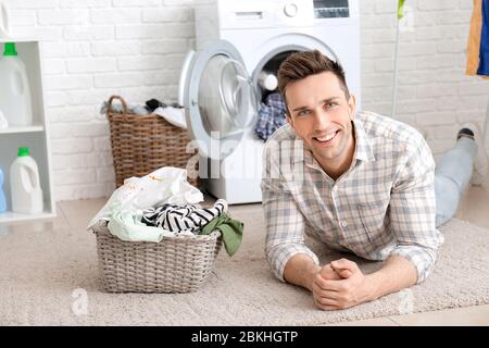 Mann, der im Badezimmer Wäsche macht Stockfoto