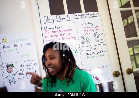 Bowie, Ungebunden States. Mai 2020. Imani Baucom, Englischlehrerin der zweiten Klasse an der DC Bilingual Public Charter School, unterrichtet ihre Schüler fernab ihres Hauses in Bowie, Maryland, am Montag, den 4. Mai 2020. Schulen in der Metropolregion DC nutzen weiterhin Fernlehrprogramme, da die Coronavirus-Pandemie (COVID-19) die Schulen geschlossen lässt. Foto von Kevin Dietsch/UPI Quelle: UPI/Alamy Live News Stockfoto