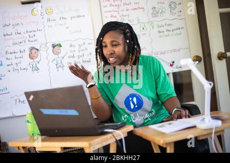 Bowie, Ungebunden States. Mai 2020. Imani Baucom, Englischlehrerin der zweiten Klasse an der DC Bilingual Public Charter School, unterrichtet ihre Schüler fernab ihres Hauses in Bowie, Maryland, am Montag, den 4. Mai 2020. Schulen in der Metropolregion DC nutzen weiterhin Fernlehrprogramme, da die Coronavirus-Pandemie (COVID-19) die Schulen geschlossen lässt. Foto von Kevin Dietsch/UPI Quelle: UPI/Alamy Live News Stockfoto