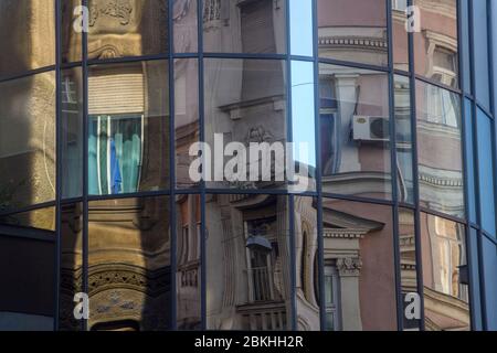 Innenstadt Budapest (Pest) - Reflexionen in Stadtbaufenstern, Budapest, Zentralungarn, Ungarn Stockfoto