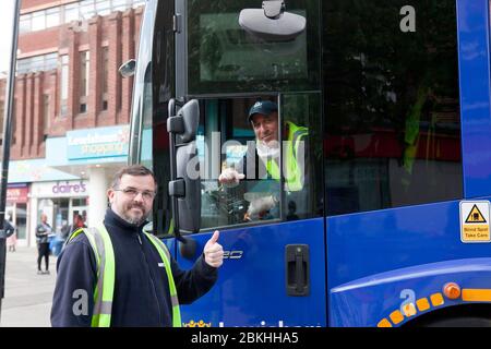 Daumen hoch von zwei wichtigen Schlüsselarbeitern aus der Müllabsammelabteilung des Lewisham Council, die während der COVID-19-Pandemie dazu beitragen, das Zentrum von Lewisham sauber zu halten Stockfoto