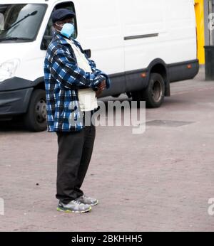 Mann, in der Nähe von Lewisham Market, trägt eine Gesichtsmaske, um ihn und andere zu schützen, vor der Verbreitung von COVID-19, während der Lockdown-Zeit Stockfoto