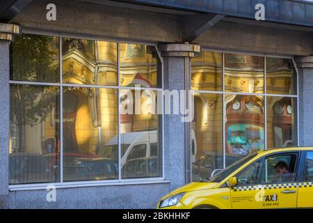 Innenstadt Budapest (Pest) - Reflexionen in Stadtbaufenstern, Budapest, Zentralungarn, Ungarn Stockfoto