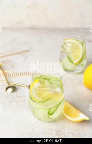 Eine Brille mit gesundem Wasser auf dem Tisch Stockfoto