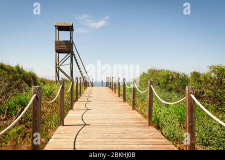 Fischerroute im Alentejo, Promenade mit Klippen in Portugal. Holzweg entlang der Küste. Stockfoto