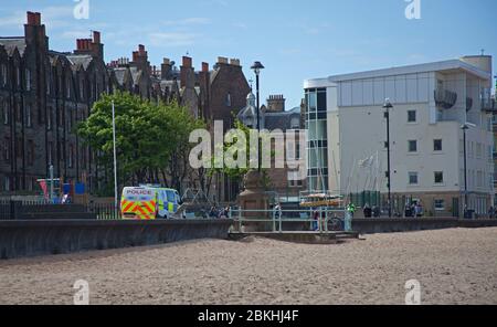 Portobello, Edinburgh, Schottland, Großbritannien, 5. Mai 2020. Sonnige aber kühle Brise Temperatur um 14 Grad Celsius an einer meist ruhigen Promenade und Strand mit zwei Patrouillen von Polizeifahrzeugen in der Zeit von zehn Minuten. Radfahrer scheinen immer noch über Flecken des Laufs zu übernehmen, was es für Fußgänger schwierig macht, immer ihren sozialen Abstand zu anderen zu halten. Einige extreme Hundeübungen am Sandstrand von ein paar Hundebesitzern und ihren Haustieren. Quelle: Arch White/Alamy Live News Stockfoto