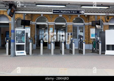 Bild einer leeren Lewisham Station während der globalen Pandemiesperre COVID-19, bei der kein Personal sichtbar und die gesamte Ticketsperre offen ist. Stockfoto