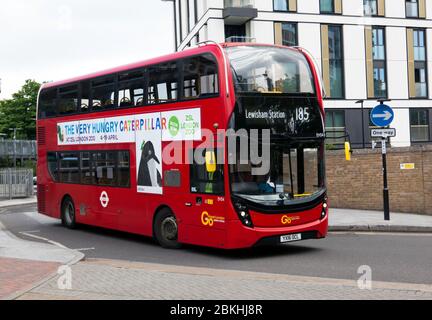 Ein leerer Doppeldeckerbus 185 fährt vor der Lewisham Station, während der Sperrzeit für die COVID-19 Global Pandemic Stockfoto