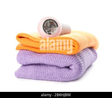 Moderne Stoff Rasierer und Kleidung auf weißem Hintergrund Stockfoto