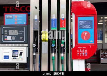 Sicherheitshinweis, in dem Personen aufgefordert werden, sich bei der Verwendung von Benzinpumpen in einer Tesco Esso Express Tankstelle in Loampit Vale, Lewisham, nicht mit Covid-19 zu verunreinigen Stockfoto