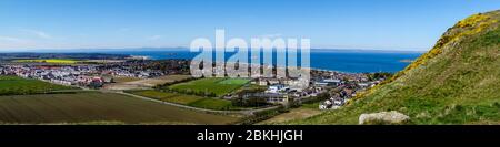 Blick von der Westseite des Berwick Law, nach North Berwick und Firth of Forth Stockfoto