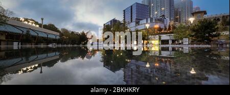 Odessa, Ukraine - April 03 2020: Moderne Nacht-Mall in Odessa von Arсadia, mit Reflexion auf der Wasseroberfläche. Konzept: Nachtleben, Entspannung im Modder Stockfoto