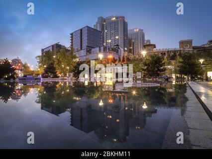 Odessa, Ukraine - April 03 2020: Moderne Nacht-Mall in Odessa von Arсadia, mit Reflexion auf der Wasseroberfläche. Konzept: Nachtleben, Entspannung im Modder Stockfoto
